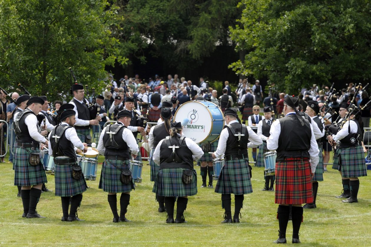 Uk Pipe Band Championship dazzles in sunny Lurgan Park - Armagh City ...